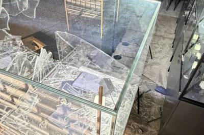 - Smykker for opptil to millioner