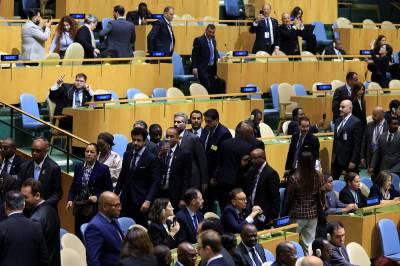 Et stort antall delegater forlater salen før Israels statsminister Benjamin Netanyahu taler i FN
