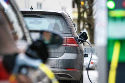 Utvalg: Elbilister bør også betale avgifter for å bruke veiene