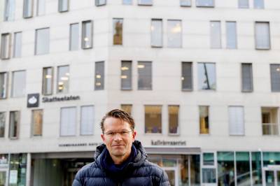 Finanstopper hyller Holte-bok: – Dundrende enig med ham