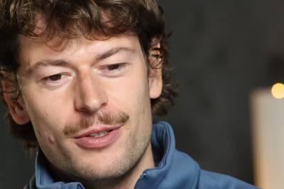 Etter lagkameraten døde, lånte skiskytterne en gitar. Så startet sorgprosessen.