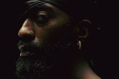 Arif med styggen på ryggen