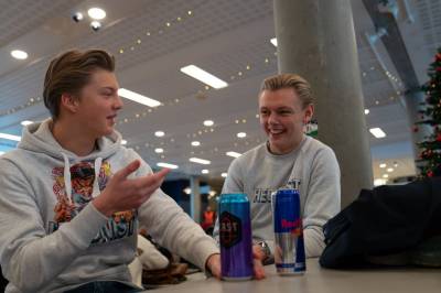 Slutter å selge energidrikk i kantina: – Folk burde få drikke det de vil