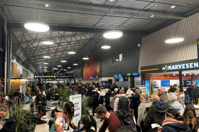 Stenger flyplassen i halvannen time