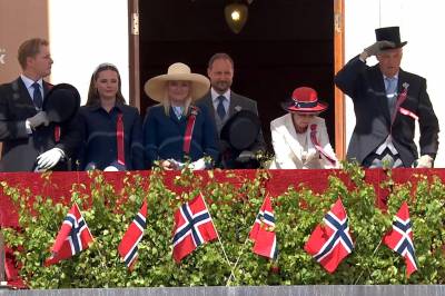 Se: Kongen hilser barnetoget