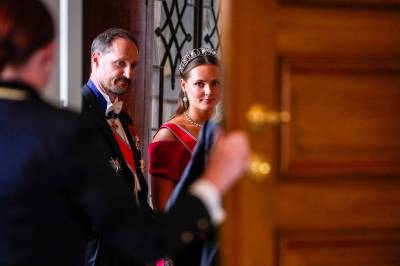 Kong Haakon holder stortingsmiddag på Slottet