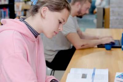 Kvinner og menn bruker KI litt forskjellig i studiene