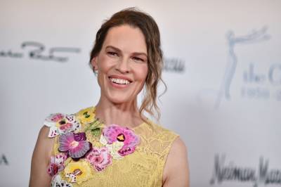 Hilary Swank (52) gravid igjen