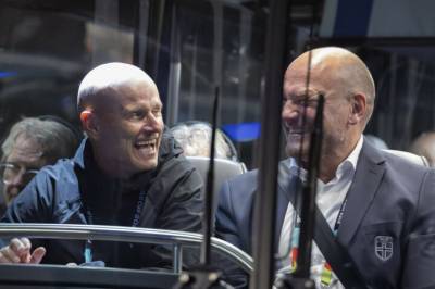 LIVE: - Halvparten er på «flukt»