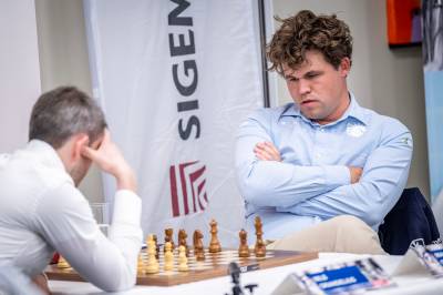 Magnus Carlsen vant på dramatisk vis – til omspill om seier i Malmö-turneringen