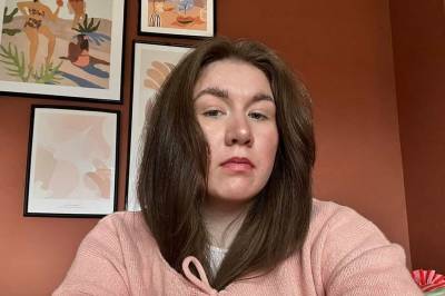 Hedda (29) slettet alle nyhets­apper for å beskytte seg fra traumene: – Ikke vår byrde å bære