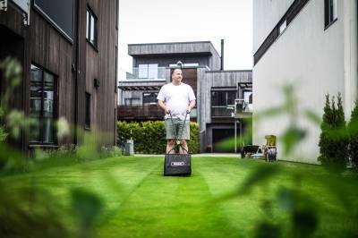 Atle bryr seg ikke om blomster. Men på dette området går han «all in»
