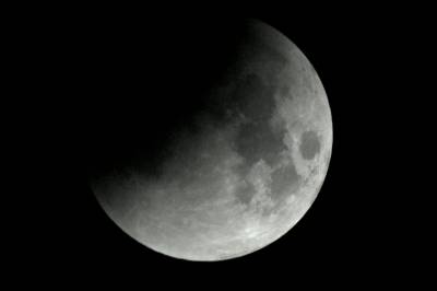 NÅ: Måneformørkelse