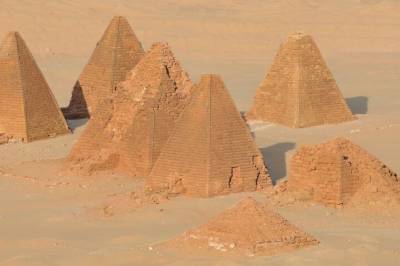 Disse pyramidene ligger over tusen kilometer fra kjempepyramidene i Egypt. Hva gjør de her?
