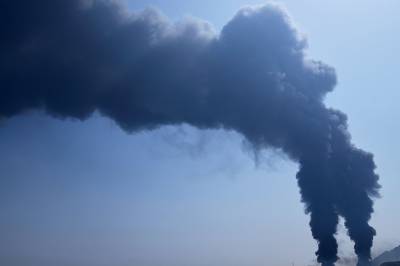 Iran har truet amerikanske allierte – et oljeanlegg i Emiratene brenner