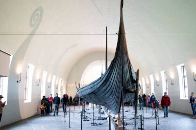 Riksrevisjonen skal gå dyr vikingskipsflytting etter i sømmene