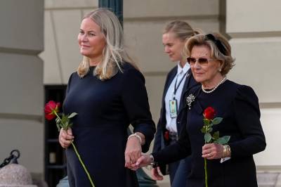 Kong Haakon avlegger ed i Stortinget