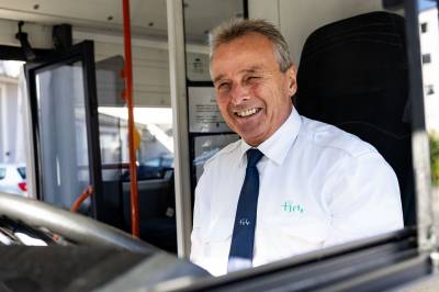 Jens (68) var lei av husarbeid hjemme. Nå er han bussjåfør.