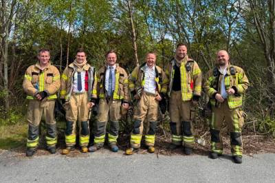 Brannmenn rykket ut med skjorte og slips under uniformen