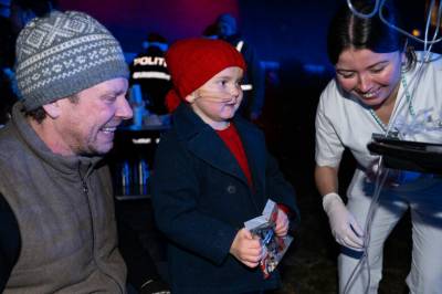 Blålyskortesje: Sprer julestemning til syke barn