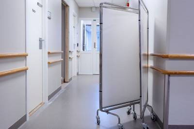 Mann i 30-årene lå død på sengen i flere timer