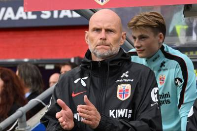 Ståle Solbakken møter pressen etter kampen mot Sverige
