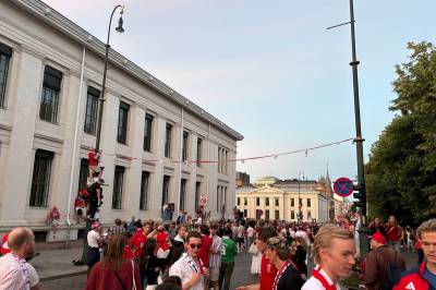 Pyntet Karl Johan med Norge-skjerf