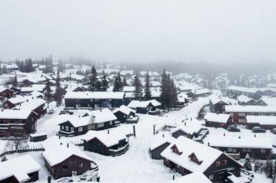 Naken mann i skiløypa ryster hytteparadis