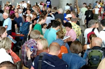 Flyselskap svarer på kø-kritikk: Gir ett enkelt råd