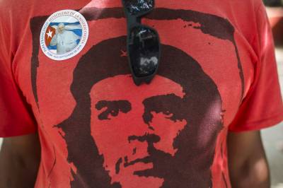 Hvem er det bilde av på denne t-skjorten?