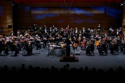 Hedret kong Harald. Se Harmonien spille.