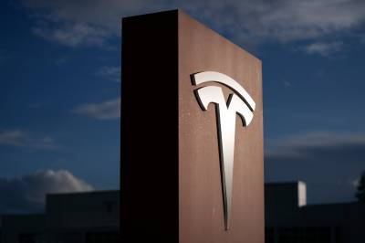 Kraftig fall for tek-giganter på Wall Street – Tesla ned over 14 prosent