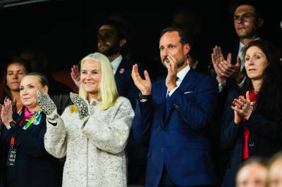 Kronprinsfamilien følger Norges VM-drøm på Ullevaal