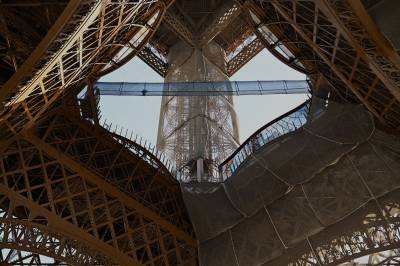 Eiffeltårnet åpner 60 meter høy hengebro