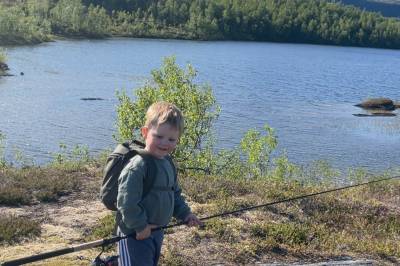 Toåringen Didrik får sin aller første fisk