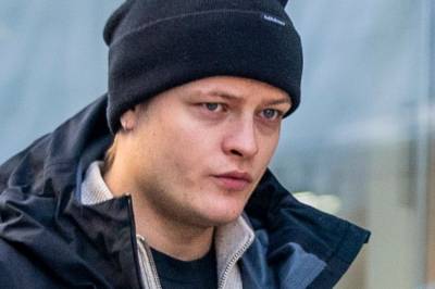 Høiby på plass i retten: Påtalemyndigheten vil fengsle Høiby i fire nye uker