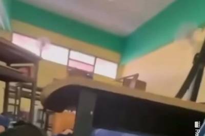 Skoleskyting i Thailand: Her gjemmer elevene seg under pultene