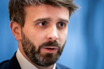 Nok koseprat, nå må han ta silkehanskene av