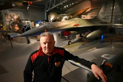 F-16 til Ukraina: Skrev at Støre serverte «løgner i beste sendetid» – fikk sluttavtale