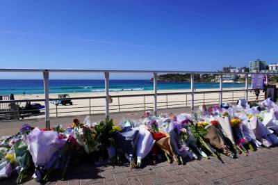 Julen på Bondi Beach ble dempet da australierne sørget over den dødeligste masseskytingen på nesten 30 år