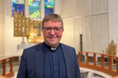 Sjekk biskopens uvanlige måte å slappe av på