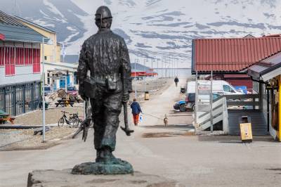 Listhaug vil åpne nye kullgruver på Svalbard