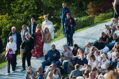 Publikum strømmer til Gamlehaugen for konsert med kongefamilien