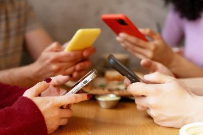 – Kafeen var nesten full, men likevel merkelig stille