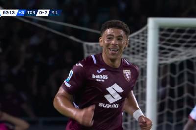 Che Adams setter 1-2 mot AC Milan