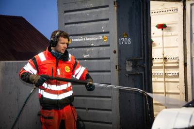 Har ikke en jobb å dra til onsdag, vasker likevel lastebilen: – Det handler om yrkesstolthet