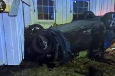 Bil traff husveggen. Lå på taket rett utenfor vinduet.