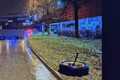 Kjørte på en annen bil. Så dro hun videre på tre hjul