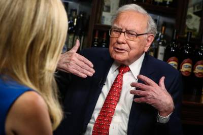 Warren Buffett gir seg: Skamroser arvtageren