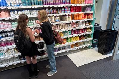 Anklager Normal for salg av falske parfymer